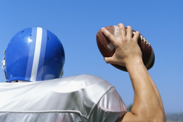 Tu agarre (grip) y lanzamiento son la clave para apuntar correctamente un balón de football.