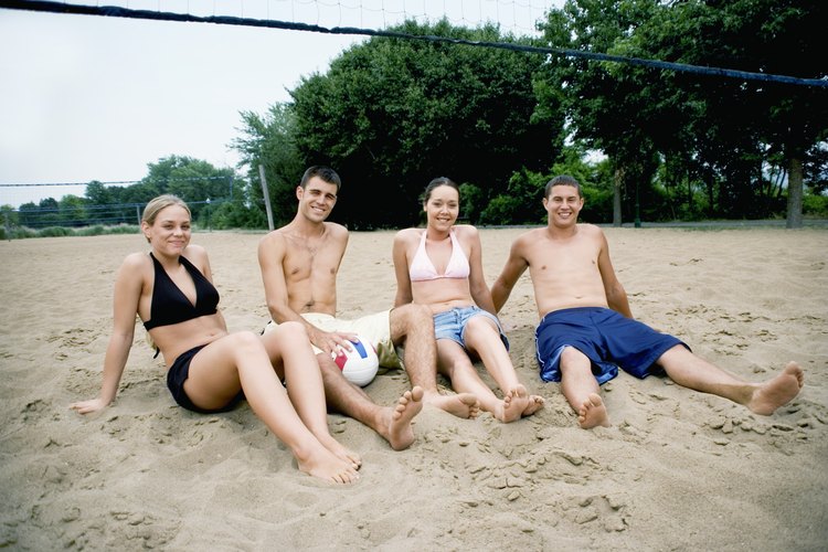 Ahora que entiendes las reglas para pasar por debajo de la red en el voleibol de salón recuerda que el de playa sigue ligeramente las mismas reglas.