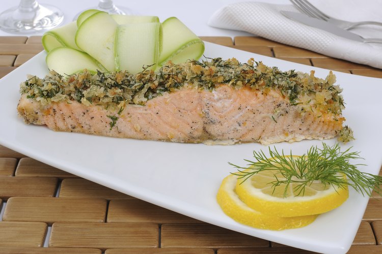 Salmón horneado con una corteza picante.