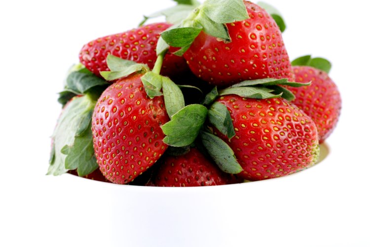 Las fresas contienen fibras solubles e insolubles.
