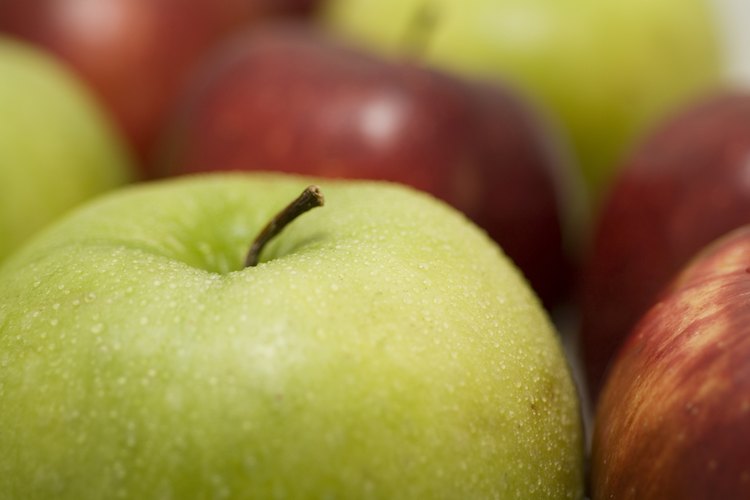 Manzanas frescas con gotas de agua.