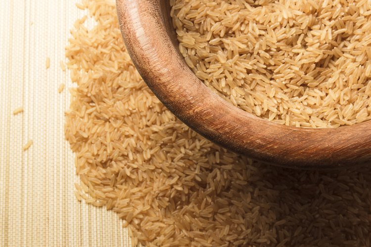 Los granos enteros como el arroz integral son una buena fuente de carbohidratos complejos.