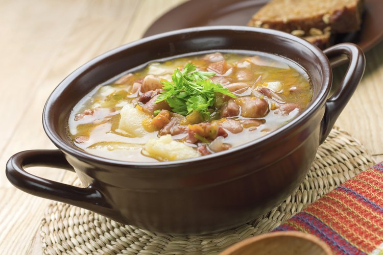 El caldo de pollo es un ingrediente base para muchas recetas.