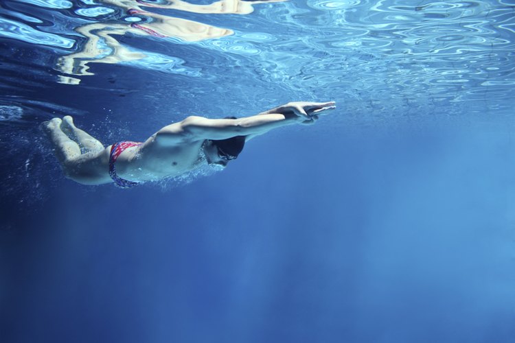 La natación ayuda a quemar una enorme cantidad de calorías mientras trabaja los músculos de todo el cuerpo.