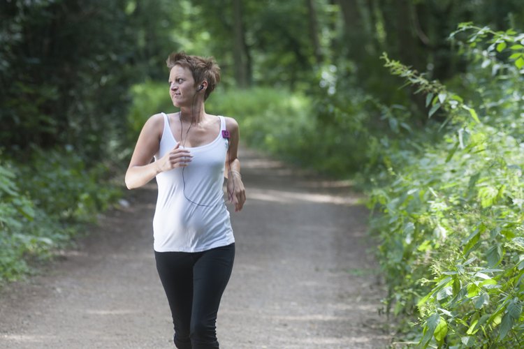 La caminata enérgica puede hacer que pierdas tantas calorías como cuando haces jogging.