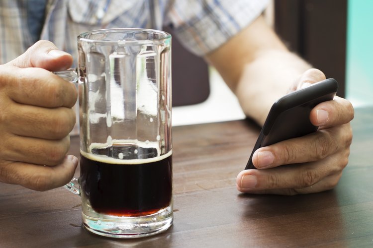 Existen ciertas características asociadas con la dependencia del alcohol.