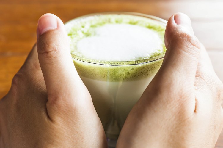 El té verde y la leche que contiene esta bebida ofrecen beneficios para la salud.