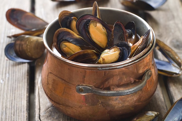 Mejillones cocidos en olla de cobre.