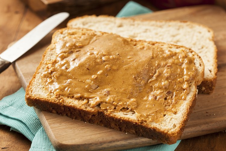 Manteca de maní sobre una rebanada de pan.