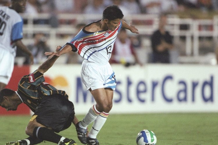 Un defensor cae en el giro de Maradona y termina mirando hacia el lado incorrecto de la pelota.