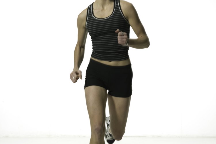 El tipo de fibras utilizadas en la ropa deportiva no es el único factor que ayuda a mantenerte fresca mientras haces ejercicio.