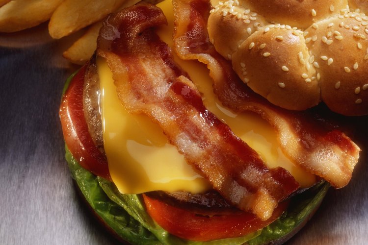 Las grasas saturadas, como las que se encuentran en las hamburguesas, incrementan la inflamación del tejido graso.