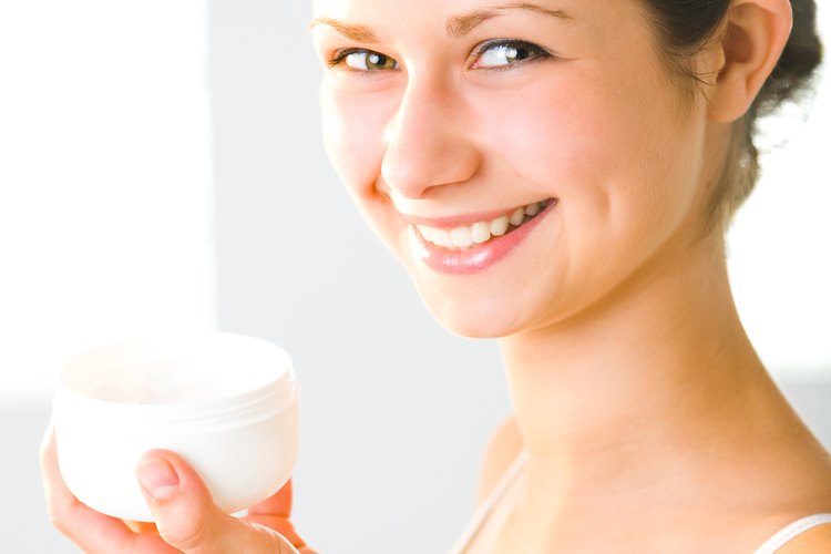 Tu crema facial podría estar causando más daños que beneficios.