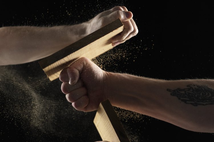 El chi concentrado permite romper tablas de madera con tu puño.