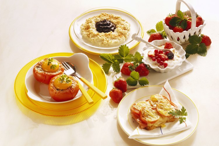 Un desayuno saludable con una variedad de alimentos provee la energía que tus compañeros de trabajo necesitan para el día.