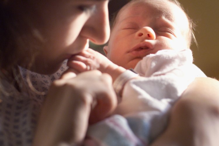 Para los nuevos padres puede ser estresante saber qué cantidad de leche le deben dar a su nuevo bebé.