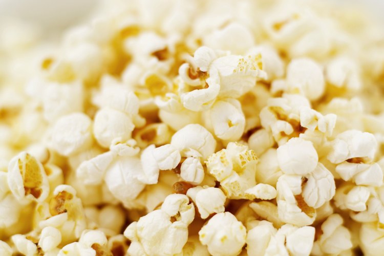 Utiliza un chorrito de aceite de oliva para ayudar a los condimentos a adherirse a las palomitas de maíz.