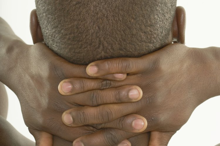 Puedes usar tus manos para agregar resistencia a los estiramientos de cuello para lograr agrandarlo.