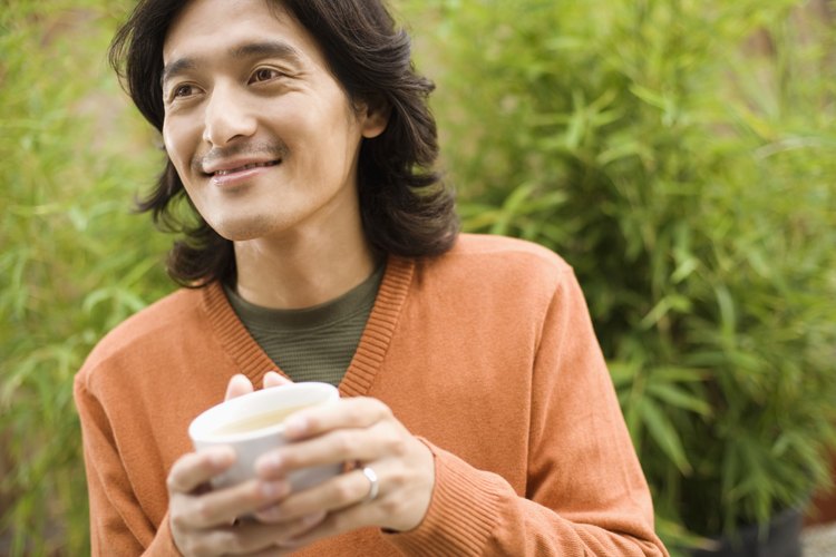 Los elementos beneficiosos del té de arroz marrón incluyen a las vitaminas B, la fibra y el hierro.