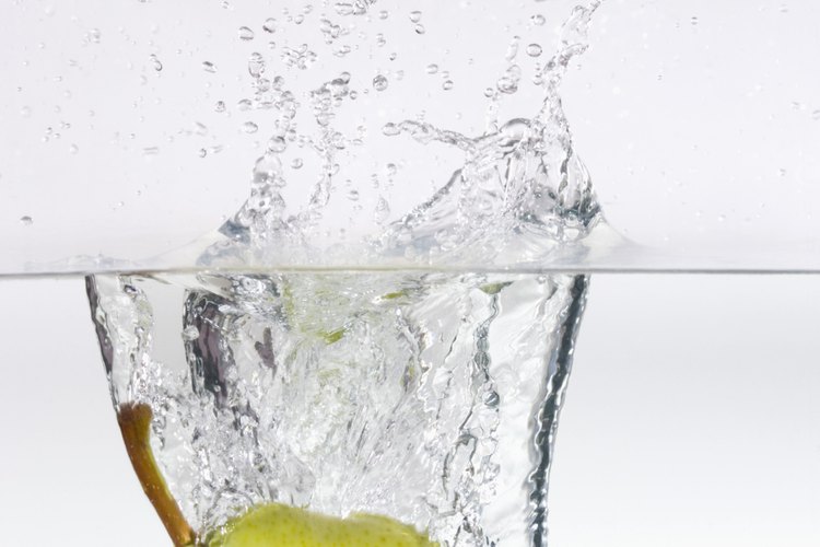 Sumergir a las frutas en agua puede hacer que se mantengan luciendo frescas.
