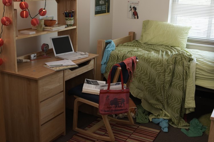 Aunque una pequeña habitación de tu residencia puede hacer que te sientas restringido, puedes hacer una sesión de cardio.