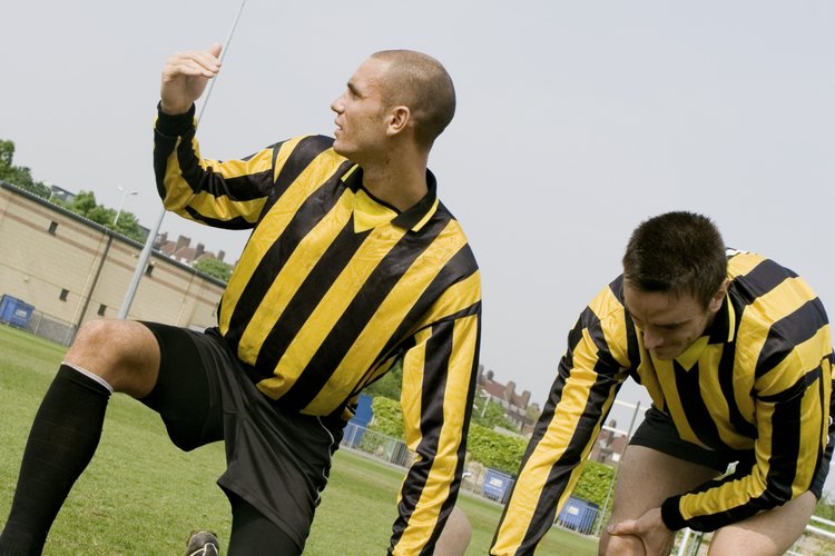 Tomar un balón con el pecho en un deporte como el fútbol puede causar costocondritis.