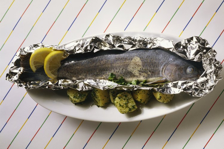 Puedes asar tu pescado entero o cualquier corte en papel aluminio.