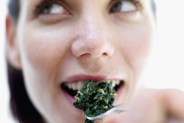 La espinaca y otros vegetales de hojas verdes oscuras son grandes fuentes de hierro -si puedes convencer a tu hijo a comerlos.