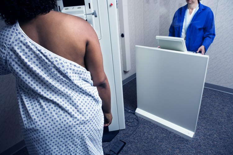 Mujer que consigue el examen de mamografía.