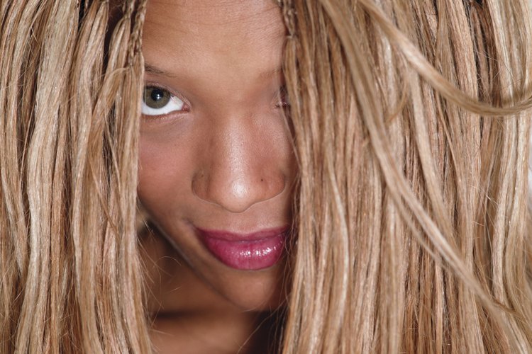 Protege tus extensiones con champú para bebé y un acondicionador de cabello de buena calidad.