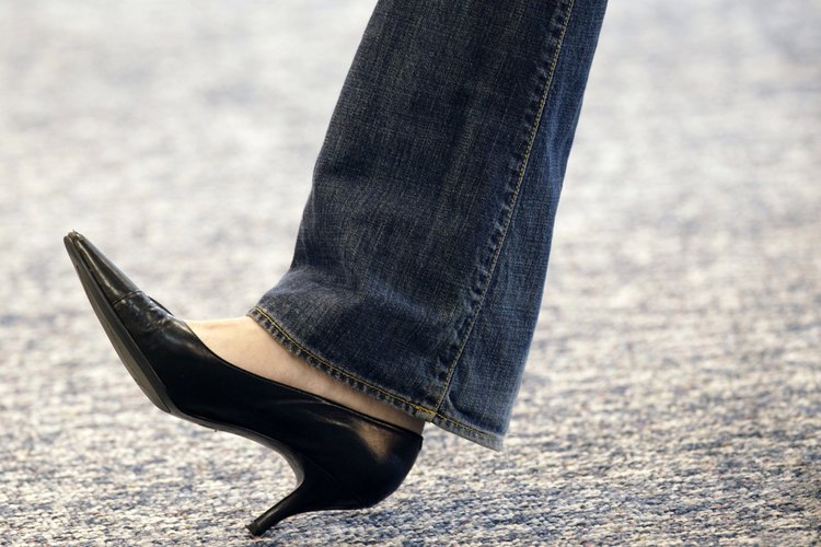 Usa vaqueros con tacones de por lo menos dos pulgadas.