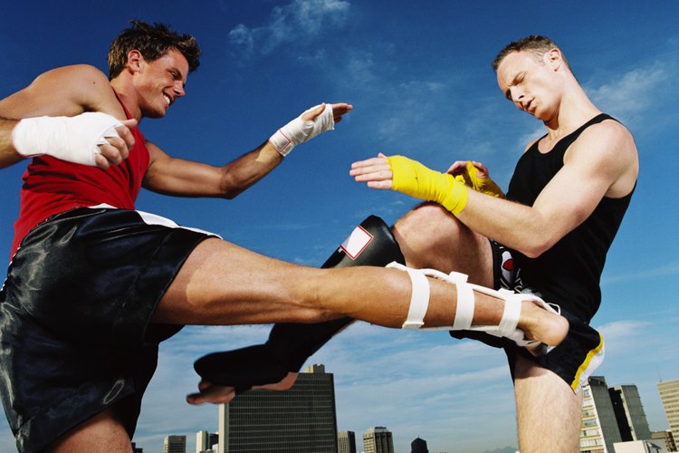 Quienes practican kickboxing deben estar en perfectas condiciones para resistir los ataques durante la competencia.