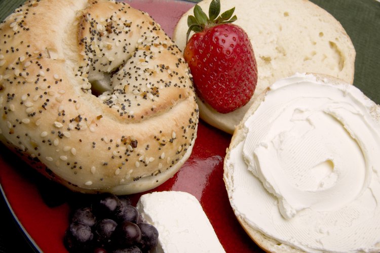 Qué engorda más, la manteca o el queso crema que untamos en un panecillo.