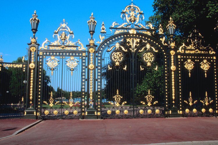 La entrada al Palacio de Versalles en Francia.