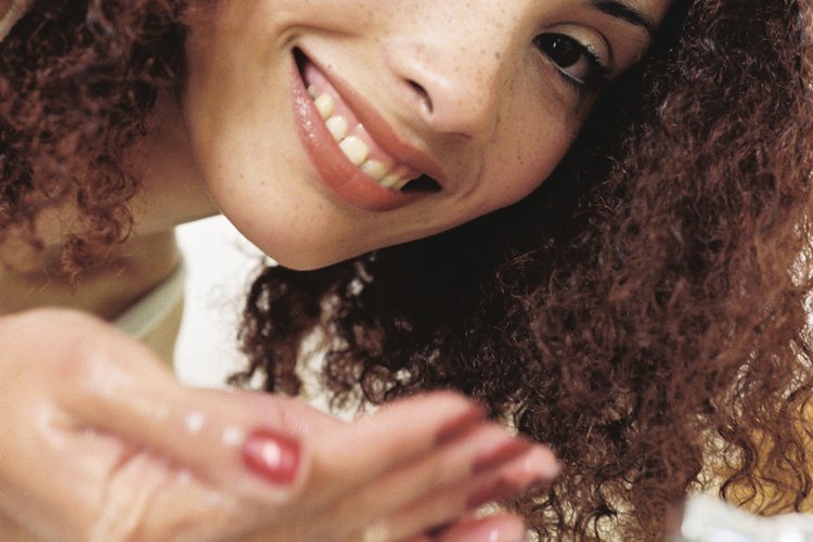 Mujer joven exfoliando su cara.