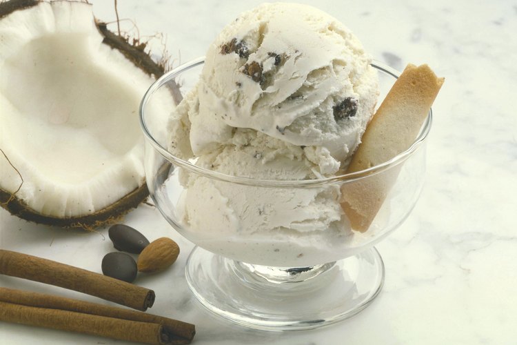 El helado, el chocolate y los pasteles hechos con mantequilla y huevos pueden tener una cantidad significativa de calorías y grasa.