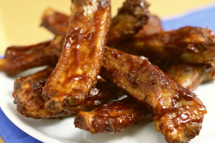 Haz costillas o un asado con barbacoa ahumado en el horno con virutas de madera.
