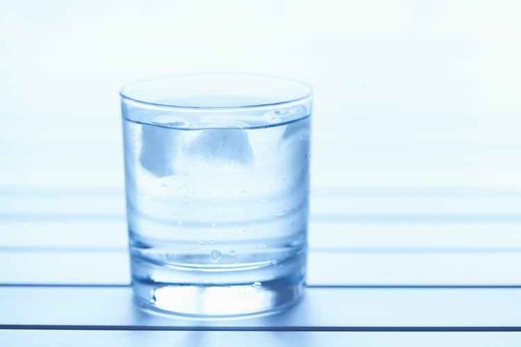 El agua puede mejorar el síndrome del ojo reseco.