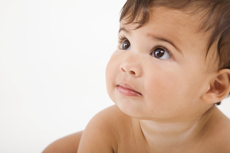 Una erupción detrás de las orejas en los niños puede ser un signo de una serie de condiciones, tales como el sarampión o la dermatitis seborreica.