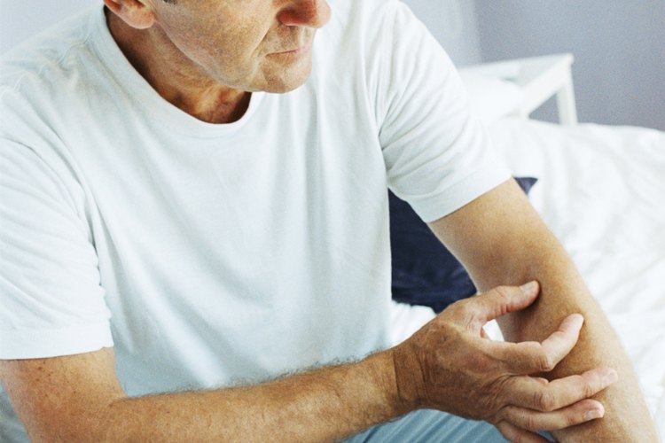 Un hombre revisando su antebrazo.