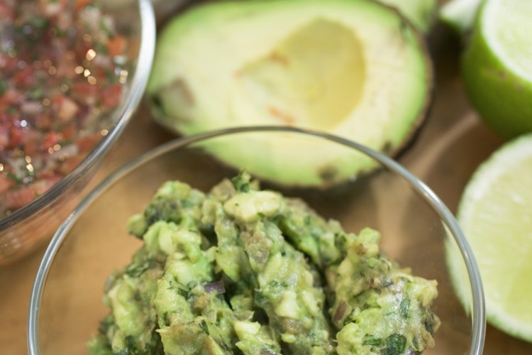 El guacamole, un platillo hecho con aguacate (avocado), es rico en vitamina E.