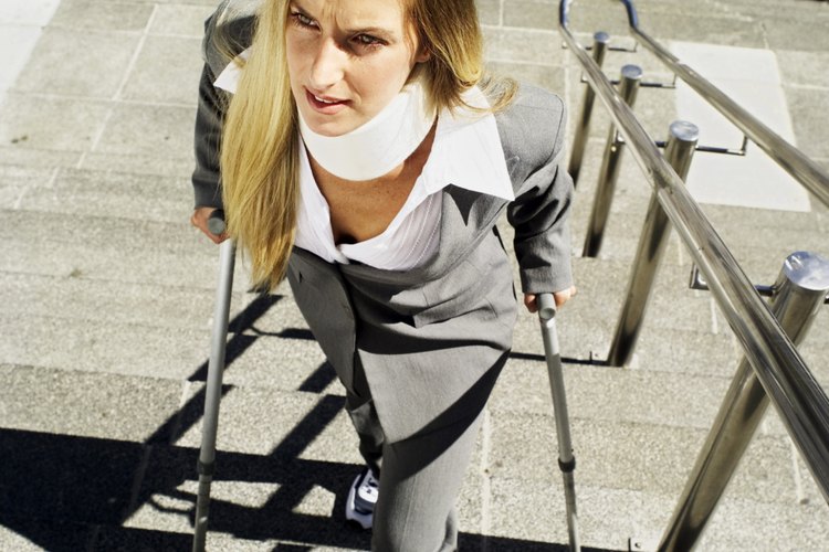 Sube las escaleras sólo con muletas para prevenir una caída.