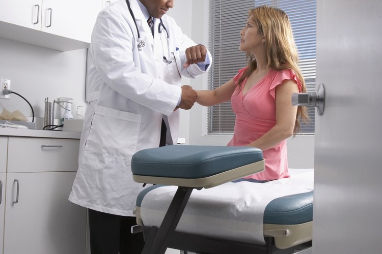 Médico escuchando los latidos del corazón.