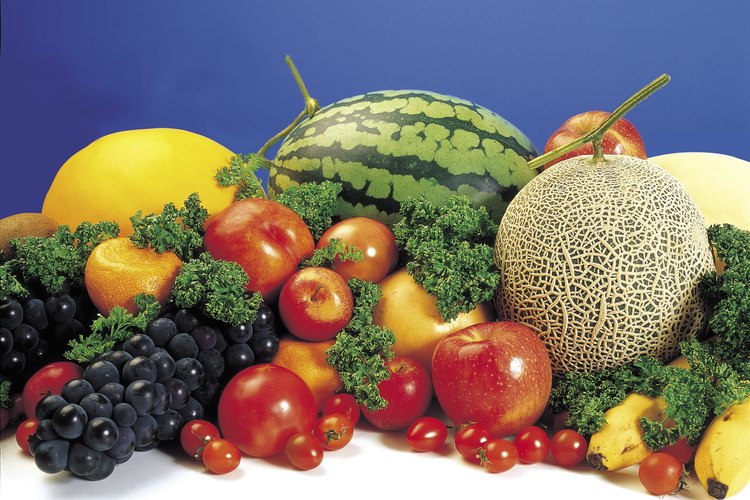 Las frutas y verduras contienen fibras que promueven la regularidad intestinal.
