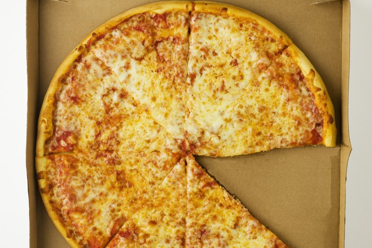 Puedes ahorrar cerca de 85 calorías por elegir la pizza de queso de masa fina en lugar de la de pizza de queso de masa normal.
