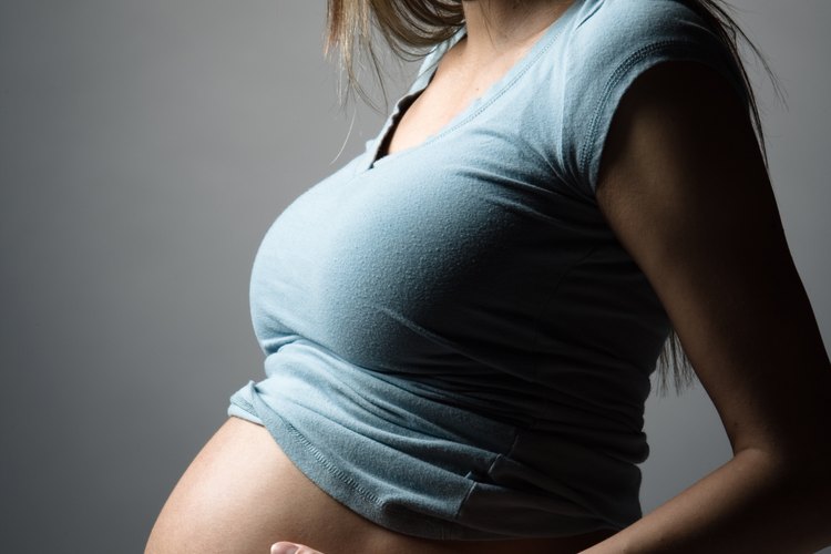 El queso puede proveer numerosos beneficios a la salud de las mujeres embarazadas cuando se lo come con moderación.