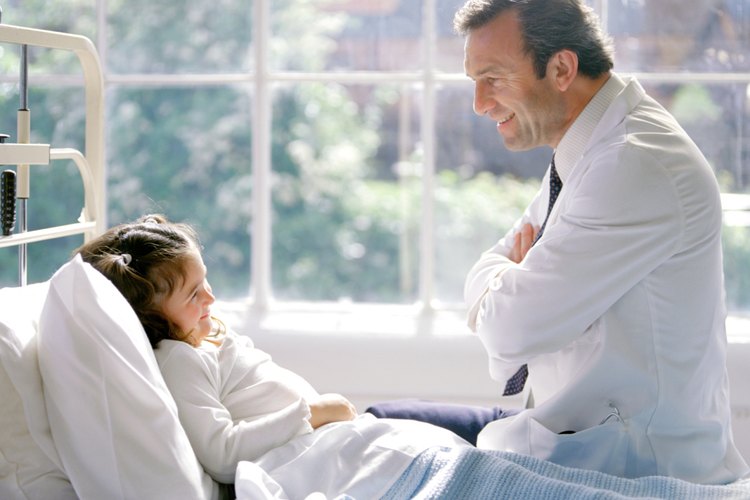 Los oncólogos pediátricos utilizan cuidado clínico para tratar a niños con cáncer.
