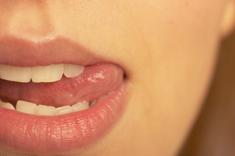 Evita pasar la lengua por tus labios, pues eso puede contribuir a la sequedad.