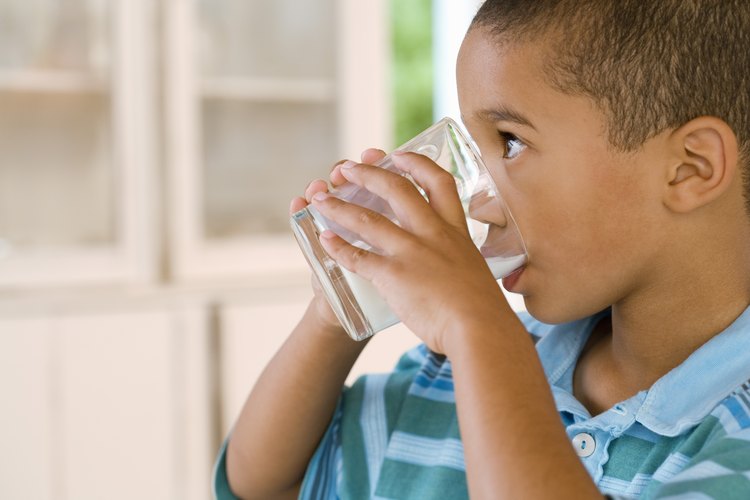 La leche es un alimento importante para la salud de los huesos de los niños.