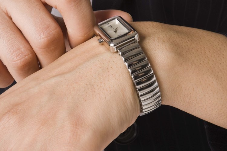 Reemplaza esta vieja malla de reloj ajustable para cambiar su apariencia.